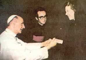 Kathyrn Khulman junto al papa Pablo IV